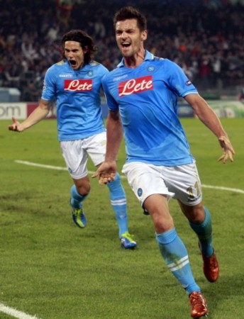 两名球员都, 到球队大巴